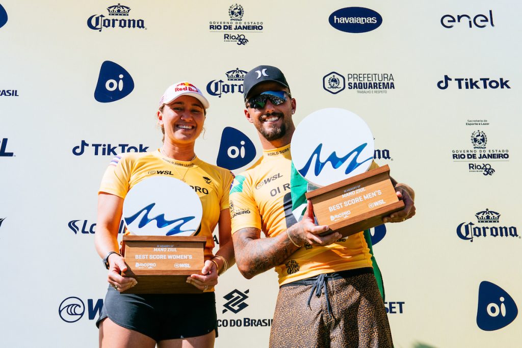 Filipe toledo e Carissa Moore com troféu Mário Ziul