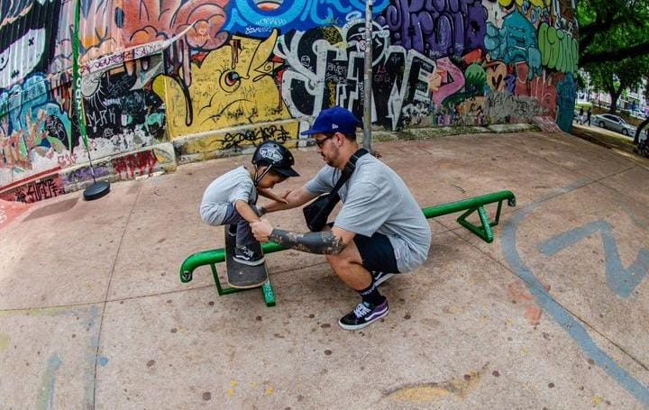 skate atividade fisica over na praça