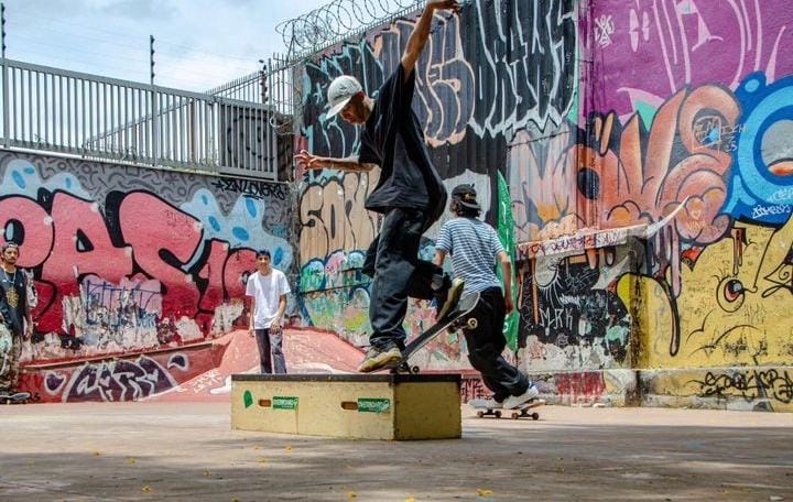 skate atividade fisica over na praça